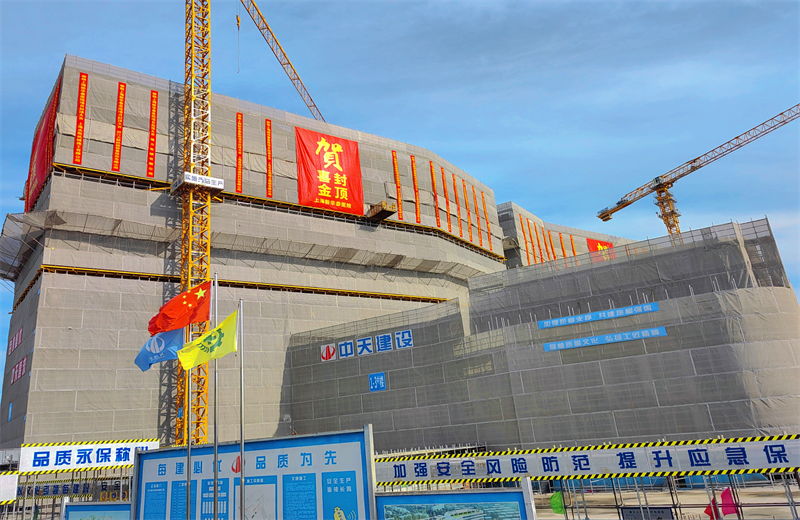 2024年10月30日，437ccm必赢国际三建上海新华泰医院项目主体封顶。